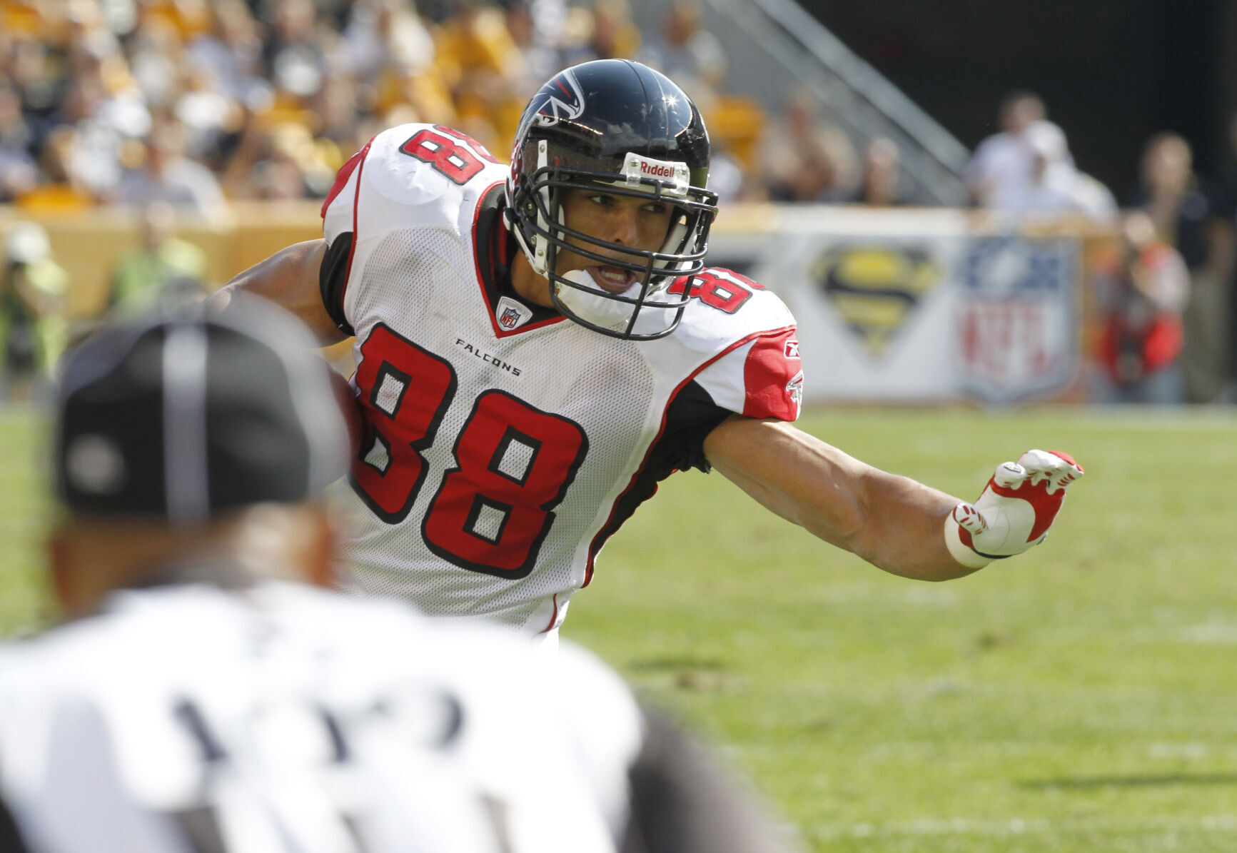 2010: Tony Gonzalez becomes first tight end to reach 1,000 receptions